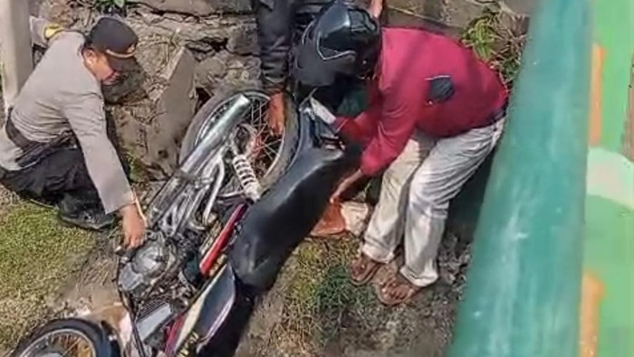 Kapolsek Cepiring dan anggota evakuasi sepeda motor dari dalam sungai