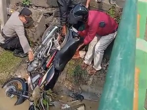Viral RX King Nyemplung di Sungai Cepiring Kendal, Pengendara Raib