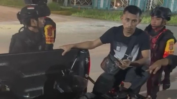 Kecelakaan di Kendari melibatkan pengendara motor wanita berboncengan tiga yang menerobos lampu merah, mengakibatkan lima orang terluka.