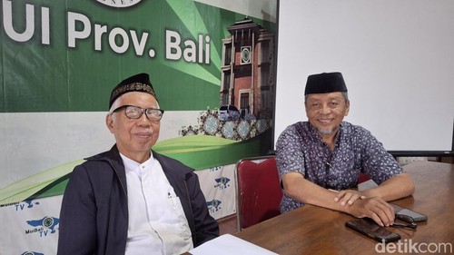 Ketua MUI Bali Mahrusun Hadiyono (kiri) dan Sekretaris Bidang Infokom, Penggerak Ekonomi dan Inkubasi Bisnis Wahid Juniarto (kanan) saat diwawancarai, Sabtu (14/3/2026).