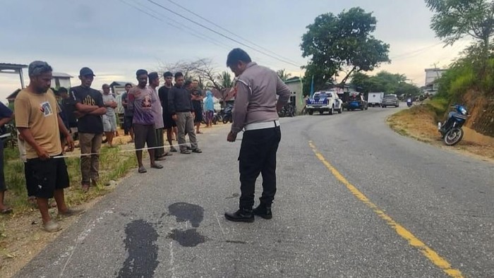 Kecelakaan tragis di Kolaka, Sulawesi Tenggara, mengakibatkan mahasiswa GF (27) meninggal setelah motornya bertabrakan dengan truk Toyota Dyna.