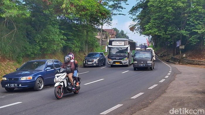 Kondisi arus lalu lintas di Jalan Raya Nagreg, Kabupaten Bandung, Selasa (17/3/2026).