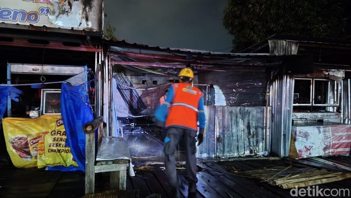 Kondisi tiga warung makan di kawasan Kota Lama, Kecamatan Semarang Utara, Kota Semarang, setelah kebakaran.