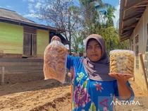 Semangat Ibu Korban Banjir Tapteng demi Anak Pakai Baju Baru Saat Lebaran