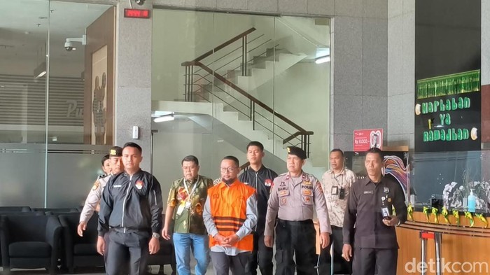 KPK resmi menahan eks staf khusus mantan Menteri Agama Yaqut Cholil Qoumas, Ishfah Abidal Aziz alias Gus Alex. (Kurniawan/detikcom)