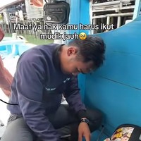 Tak Tega Ditinggal, Wanita Ini Bawa Kucing Mudik Naik Kapal Menyeberangi Laut.