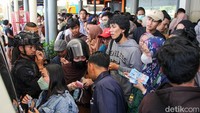 Antrean warga terlihat di layanan penukaran uang baru di Stasiun Pasar Senen, Jakarta Pusat, Selasa (17/3/2026). Permintaan meningkat menjelang Hari Raya Idul Fitri.