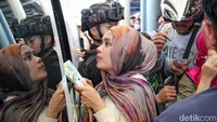 Warga telah memadati lokasi sejak pagi untuk mendapatkan uang pecahan baru.  