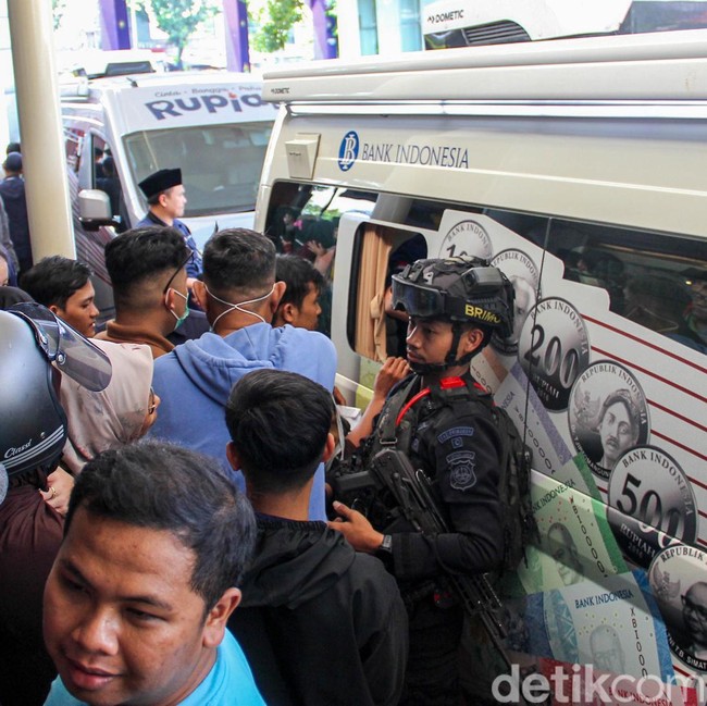Layanan Tukar Uang Baru di Pasar Senen Ramai Diserbu Warga