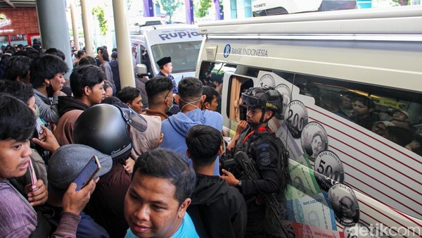 Layanan Tukar Uang Baru di Pasar Senen Ramai Diserbu Warga