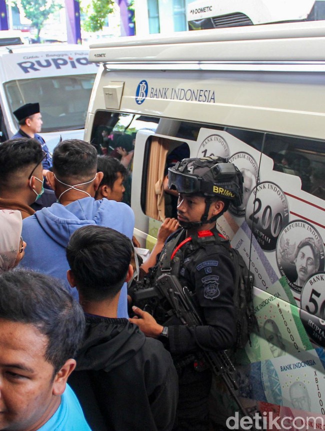 Layanan Tukar Uang Baru di Pasar Senen Ramai Diserbu Warga