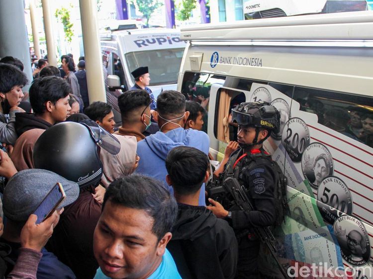 Layanan Tukar Uang Baru di Pasar Senen Ramai Diserbu Warga