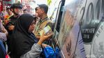Layanan Tukar Uang Baru di Pasar Senen Ramai Diserbu Warga