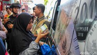 Setiap orang dapat menukar hingga Rp5,3 juta sesuai ketentuan. Tingginya minat membuat kuota penukaran diperkirakan cepat habis. 