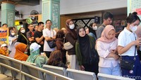 Suasana antrean penukaran uang baru di Stasiun Pasar Senen. 