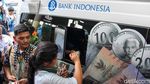 Layanan Tukar Uang Baru di Pasar Senen Ramai Diserbu Warga