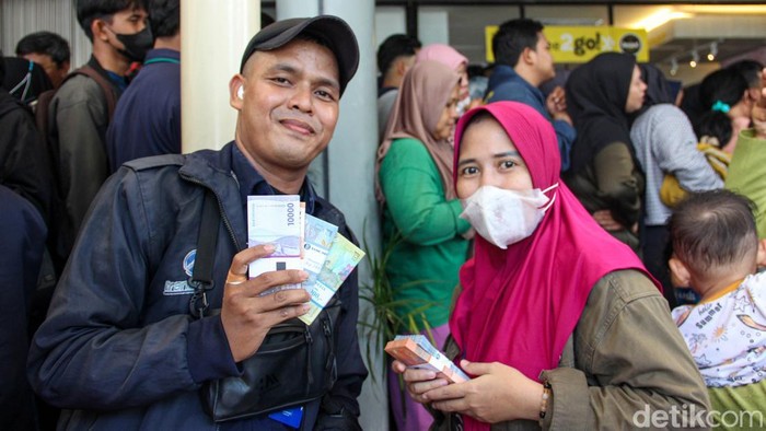 Antrean warga terlihat di layanan penukaran uang baru di Stasiun Pasar Senen, Jakarta Pusat, Selasa (17/3/2026). Permintaan meningkat menjelang Hari Raya Idul Fitri.