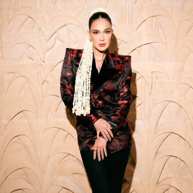 Gaya Dramatis Luna Maya di Premier Suzanna, Ronce Melati Curi Perhatian