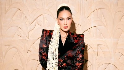 Gaya Dramatis Luna Maya di Premier Suzanna, Ronce Melati Curi Perhatian