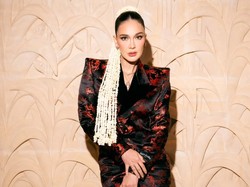 Gaya Dramatis Luna Maya di Premier Suzanna, Ronce Melati Curi Perhatian