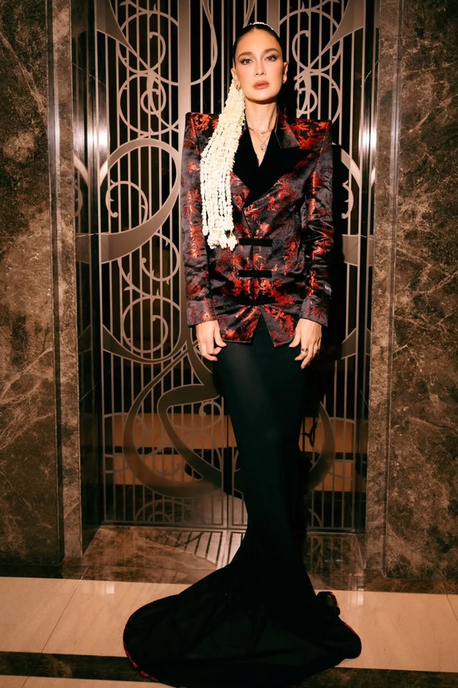 Untuk menyeimbangkan tampilannya, Luna memadukan blazer yang dikenakan dengan rok panjang hitam berpotongan duyung dengan panjang menyapu lantai. Rok ini memberikan kesan minimalis namun tetap mewah. Foto: Instagram/@lunamaya