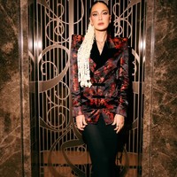 Untuk menyeimbangkan tampilannya, Luna memadukan blazer yang dikenakan dengan rok panjang hitam berpotongan duyung dengan panjang menyapu lantai. Rok ini memberikan kesan minimalis namun tetap mewah. Foto: Instagram/@lunamaya