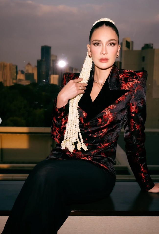 Penampilan Luna semakin sempurna dengan sentuhan perhiasan dari brand mewah Bvlgari. Ia mengenakan kalung 2 layer dengan liontin bentuk kepala ular yang ikonik serta anting emas yang memberi sentuhan glamor tanpa terlihat berlebihan. Foto: Instagram/@lunamaya