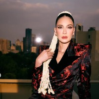 Penampilan Luna semakin sempurna dengan sentuhan perhiasan dari brand mewah Bvlgari. Ia mengenakan kalung 2 layer dengan liontin bentuk kepala ular yang ikonik serta anting emas yang memberi sentuhan glamor tanpa terlihat berlebihan. Foto: Instagram/@lunamaya