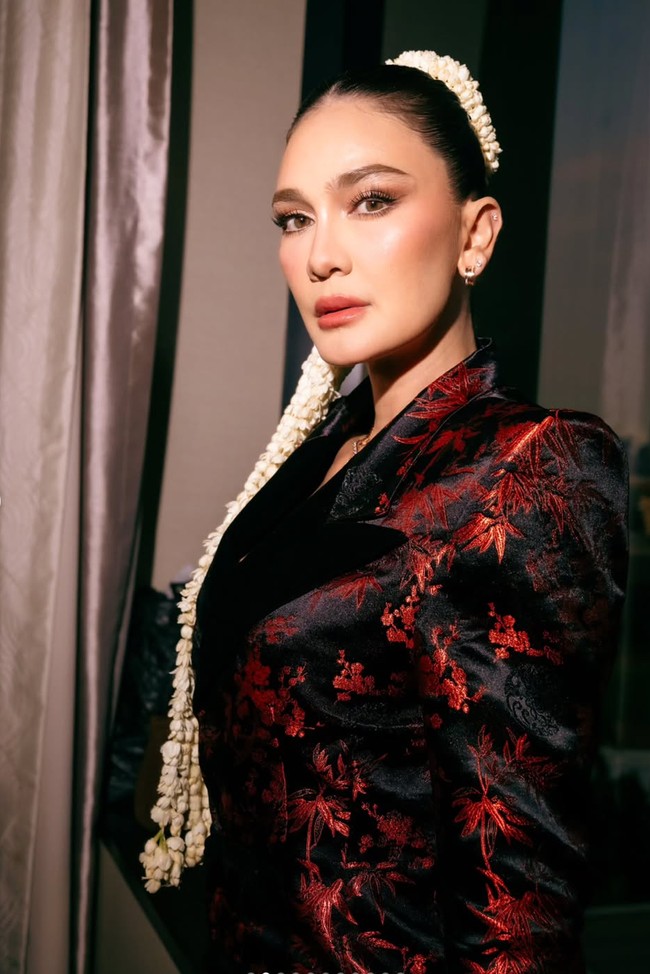 Untuk makeup, Luna tampil dengan riasan bergaya soft glam. Kulit wajahnya terlihat flawless dengan complexion yang halus dan glowing. Riasan mata dibuat tegas namun tetap lembut dengan eyeshadow bernuansa cokelat serta eyeliner tipis, sementara lipstik warna nude peach membuat tampilannya semakin elegan. Foto: Instagram/@lunamaya