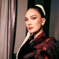 Untuk makeup, Luna tampil dengan riasan bergaya soft glam. Kulit wajahnya terlihat flawless dengan complexion yang halus dan glowing. Riasan mata dibuat tegas namun tetap lembut dengan eyeshadow bernuansa cokelat serta eyeliner tipis, sementara lipstik warna nude peach membuat tampilannya semakin elegan. Foto: Instagram/@lunamaya