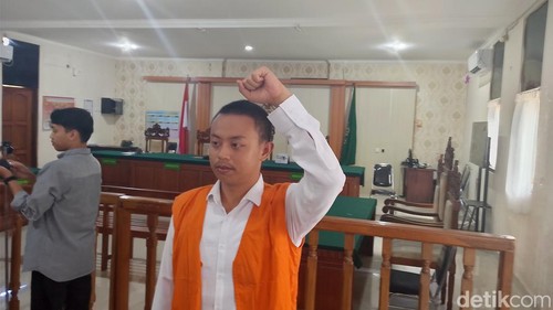 Aktivis mahasiswa Tomy Priatna Wiria saat menjalani sidang dakwaan di Pengadilan Negeri PN Denpasar, Selasa (17/3/2026). Dokumentasi Wibhi Leksono.