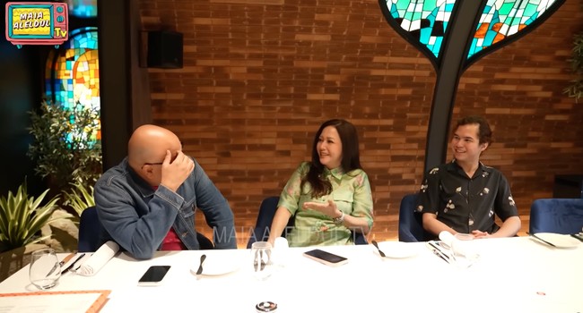 Melalui akun YouTube pribadinya, Maia Estianty membagikan momen hangat kebersamaan keluarganya saat buka bersama. Maia Estianty, Irwan Mussry, dan Dul Jaelani lah yang terlihat pertama kali sampai di restoran. Foto: YouTube/MAIA ALELDUL TV