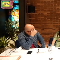 Melalui akun YouTube pribadinya, Maia Estianty membagikan momen hangat kebersamaan keluarganya saat buka bersama. Maia Estianty, Irwan Mussry, dan Dul Jaelani lah yang terlihat pertama kali sampai di restoran. Foto: YouTube/MAIA ALELDUL TV