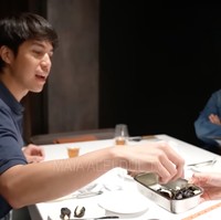 Disusul dengan kedatangan calon manten, El Rumi dan Syifa Hadju. Rupanya El dan Syifa membawa makanan spesial buatan mereka, yaitu kurma keju. Foto: YouTube/MAIA ALELDUL TV