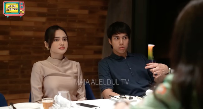 Syifa Hadju tampil cantik kenakan atasan lengan panjang satin warna coklat. Penampilannya terlihat simpel dengan tatanan rambut rapi terikat ke belakang. Sementara El memilih polo shirt warna navy. Foto: YouTube/MAIA ALELDUL TV