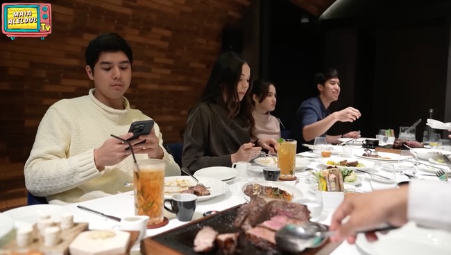 Al Ghazali dan istrinya, Alyssa Daguise, juga tampak hadir. Alyssa yang tengah hamil besar turut menyantap aneka hidangan yang sudah disediakan di sana. Foto: YouTube/MAIA ALELDUL TV