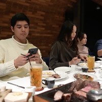 Al Ghazali dan istrinya, Alyssa Daguise, juga tampak hadir. Alyssa yang tengah hamil besar turut menyantap aneka hidangan yang sudah disediakan di sana. Foto: YouTube/MAIA ALELDUL TV
