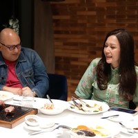 Maia memilih tampil simpel elegan dalam balutan kemeja hijau dengan motif floral. Wajahnya tampak natural lengkap dengan lipstik nude di bibirnya. Foto: YouTube/MAIA ALELDUL TV