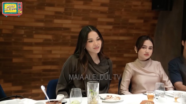 Mantu dan calon mantu Maia, Alyssa dan Syifa, terlihat sama-sama cantik memukau. Wajah keduanya tampak glowing dipulas dengan makeup soft yang minimalis. Foto: YouTube/MAIA ALELDUL TV