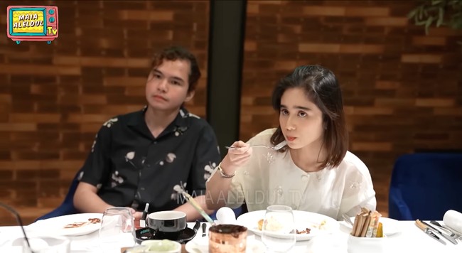 Tissa Biani menjadi yang terakhir datang. Penampilan kekasih Dul Jaelani itu tak kalah memukau dengan busana berwarna putih. Rambut pendeknya tampak dibiarkan terurai natural, memancarkan kecantikan effortless. Foto: YouTube/MAIA ALELDUL TV