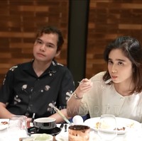 Tissa Biani menjadi yang terakhir datang. Penampilan kekasih Dul Jaelani itu tak kalah memukau dengan busana berwarna putih. Rambut pendeknya tampak dibiarkan terurai natural, memancarkan kecantikan effortless. Foto: YouTube/MAIA ALELDUL TV