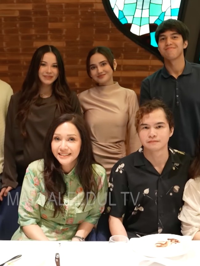 Foto Maia Estianty Bukber Bareng Anak-Calon Mantu, Ada Bumil & Calon Manten