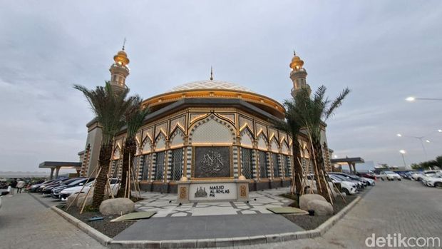 Masjid Al Ikhlas PIK yang indah dan megah.