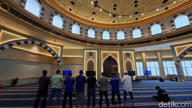 Masjid Al Ikhlas PIK yang indah dan megah.