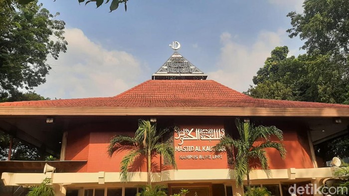 Masjid Al Kautsar di kawasan Kampus Bumi Lembaga Pengembangan Perbankan Indonesia (LPPI) Kemang, Jakarta Selatan