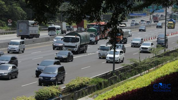 Memasuki H-5 Lebaran, arus mudik di Tol Jakarta-Cikampek (Japek) km 48, mulai menunjukkan peningkatan volume kendaraan yang signifikan, Selasa (17/3/2026) siang. (CNBC Indonesia/Tri Susilo)