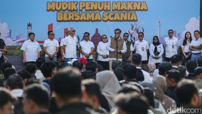 Menteri Ketenagakerjaan Yassierli berbincang dengan pemudik di dalam bus, Jakarta, Kamis (7/3/2026). Program Mudik Bersama AHEMCE kembali digelar pada 2026 untuk menyambut Hari Raya Idul Fitri 1447 H. Kegiatan ini menjadi bentuk dukungan perusahaan kepada karyawan dan keluarganya agar dapat pulang kampung dengan aman dan nyaman.