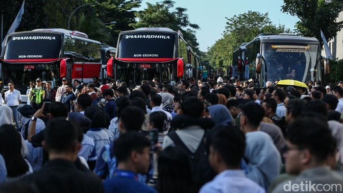 Menteri Ketenagakerjaan Yassierli berbincang dengan pemudik di dalam bus, Jakarta, Kamis (7/3/2026). Program Mudik Bersama AHEMCE kembali digelar pada 2026 untuk menyambut Hari Raya Idul Fitri 1447 H. Kegiatan ini menjadi bentuk dukungan perusahaan kepada karyawan dan keluarganya agar dapat pulang kampung dengan aman dan nyaman.