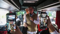 Menteri Ketenagakerjaan Yassierli berbincang dengan pemudik di dalam bus. Bus tersebut memberangkatkan 784 peserta dengan 17 bus menuju Jawa Barat, Jawa Tengah, DI Yogyakarta, Jawa Timur, dan Sumatra. PAMA Group mengirimkan 326 peserta menggunakan 11 bus ke sejumlah wilayah di Jawa Barat, Jawa Timur, dan Sumatra. Sementara UTPE Group memberangkatkan 435 peserta dengan 10 bus menuju Jawa Tengah, Jawa Timur, dan Sumatra.