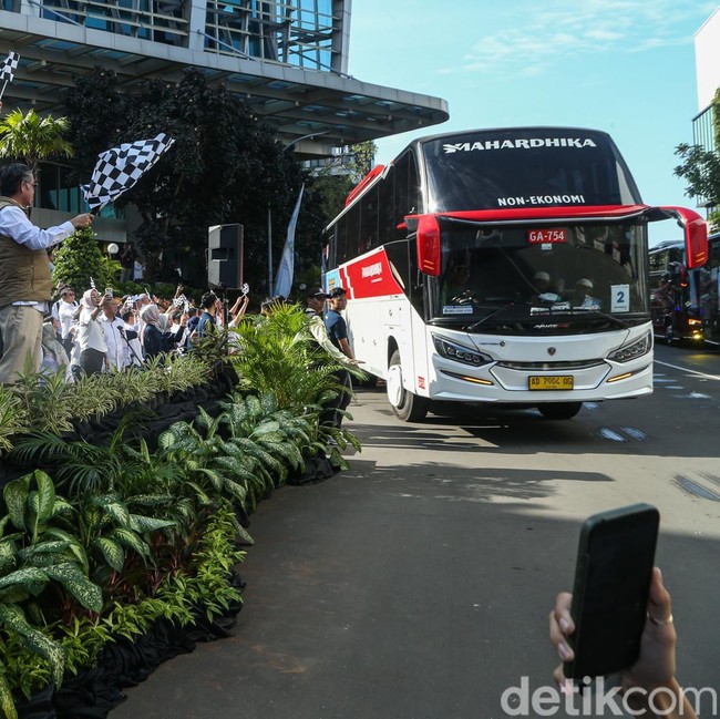 Momen Menaker Lepas Mudik Bersama, Ribuan Pekerja Pulang Kampung